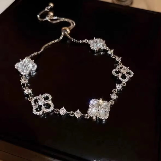 Crystal Clover Elegance