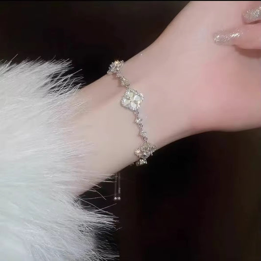 Crystal Clover Elegance